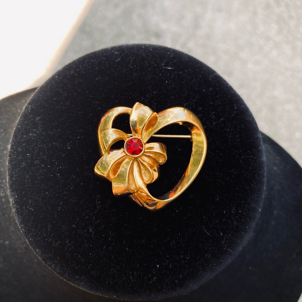 Avon Heart Brooch Gold Tone  Red  Stone Vintage Jewelry Gift Classic